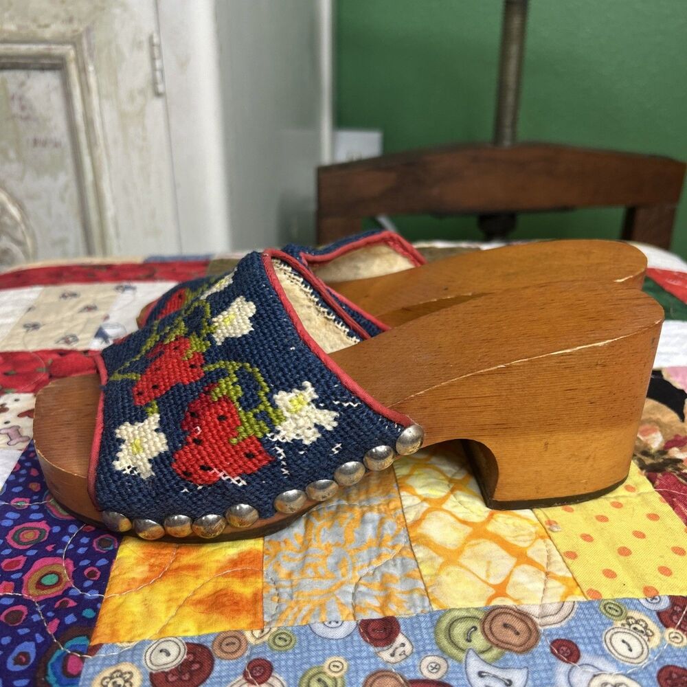 1970s Vtg Wooden Clog Size 7 w/ Strawberries Cottage Country Boho Artsy - Picture 3 of 16